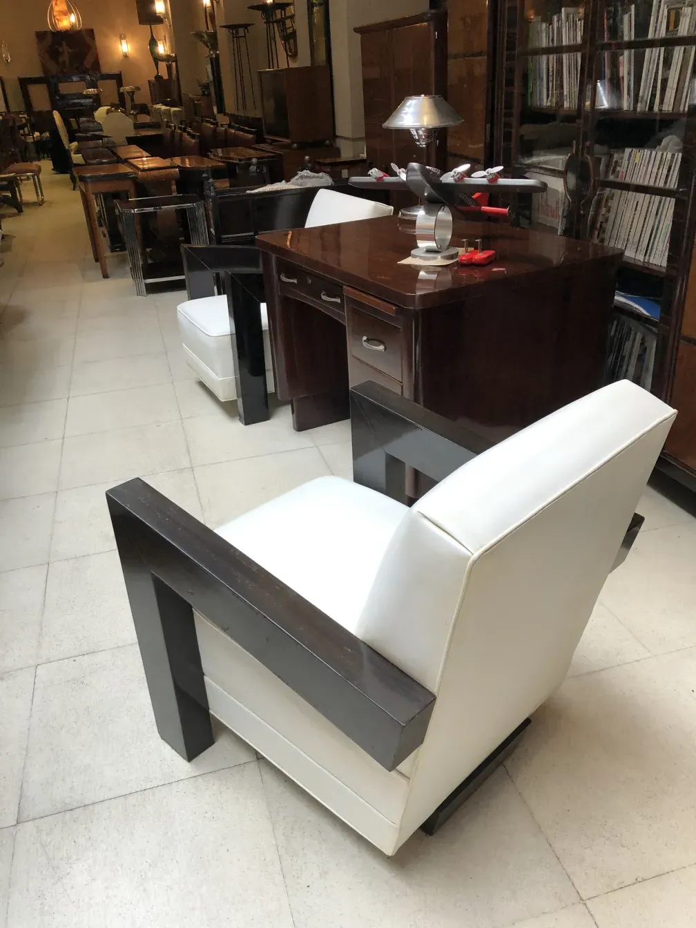 Duas poltronas antigas com design minimalista em um ambiente moderno