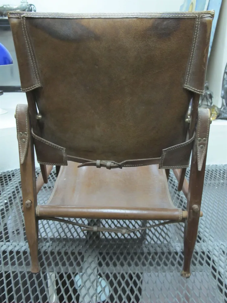 Dos sillones antiguos con diseño clásico, entorno neutro.