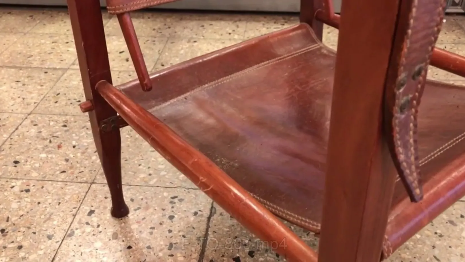 Deux fauteuils anciens kaaren klint avec un design classique dans un cadre relaxant.