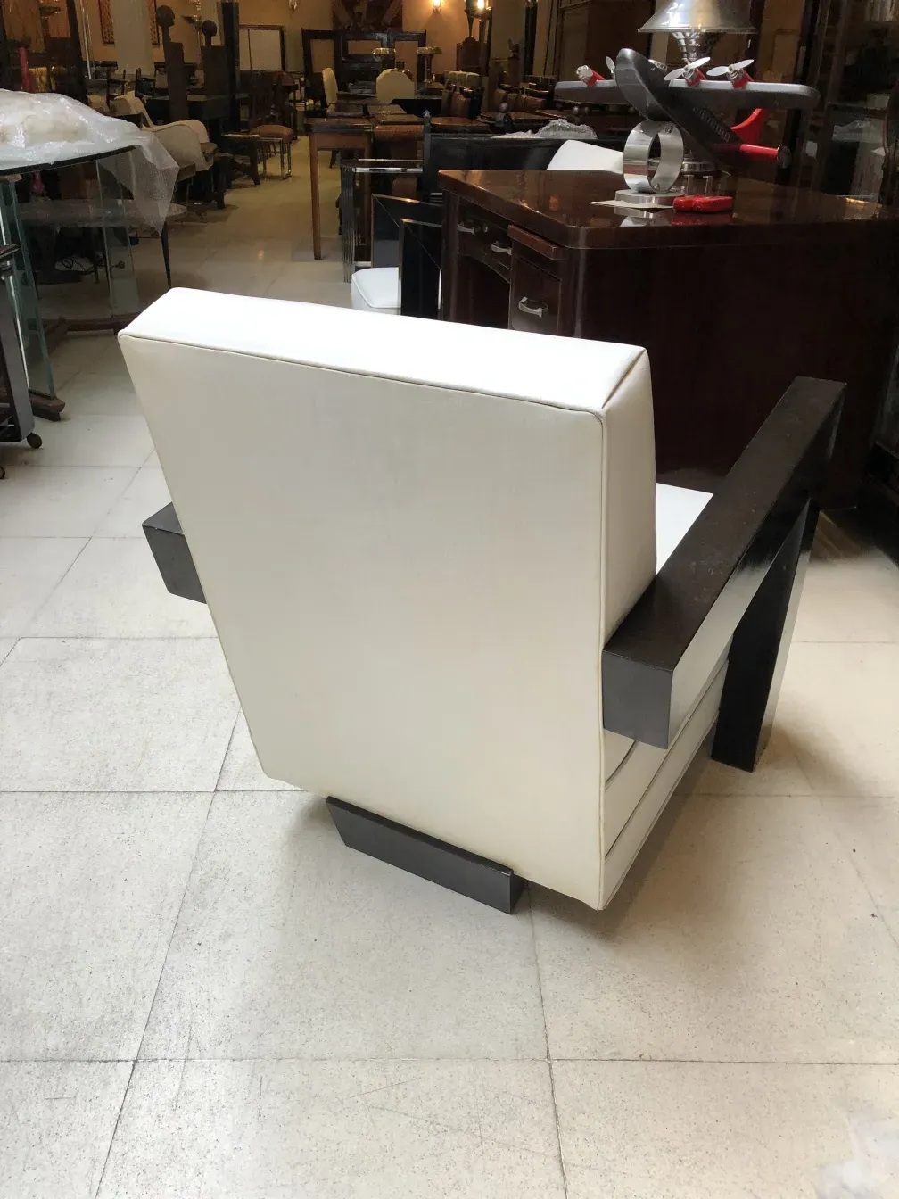 Duas poltronas antigas com design simples e confortável. Ambiente aconchegante.