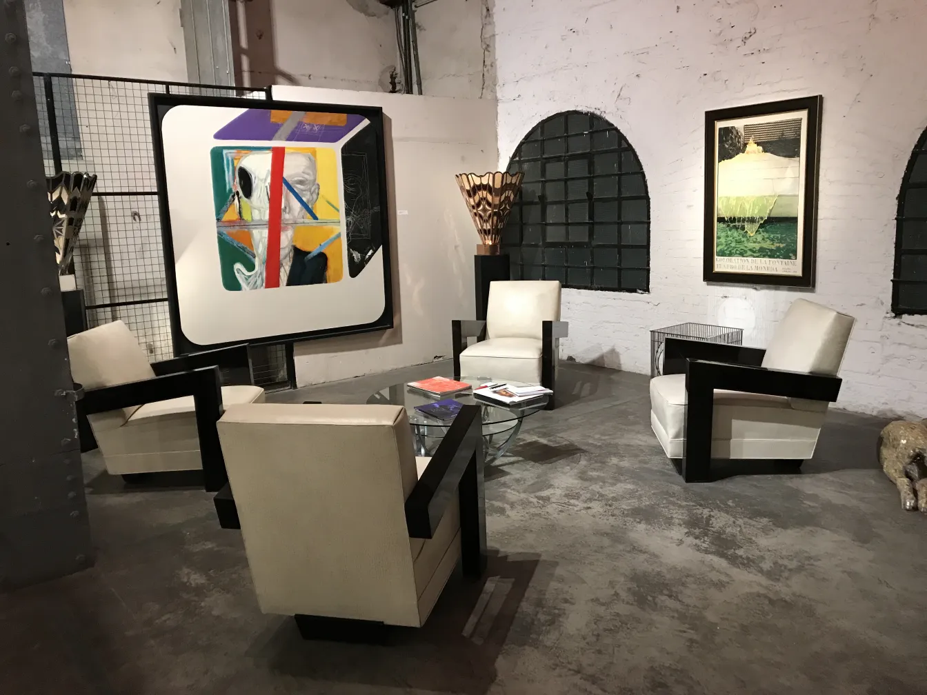 Ambientación con 2 sillones antiguos de diseño elegante en un espacio moderno