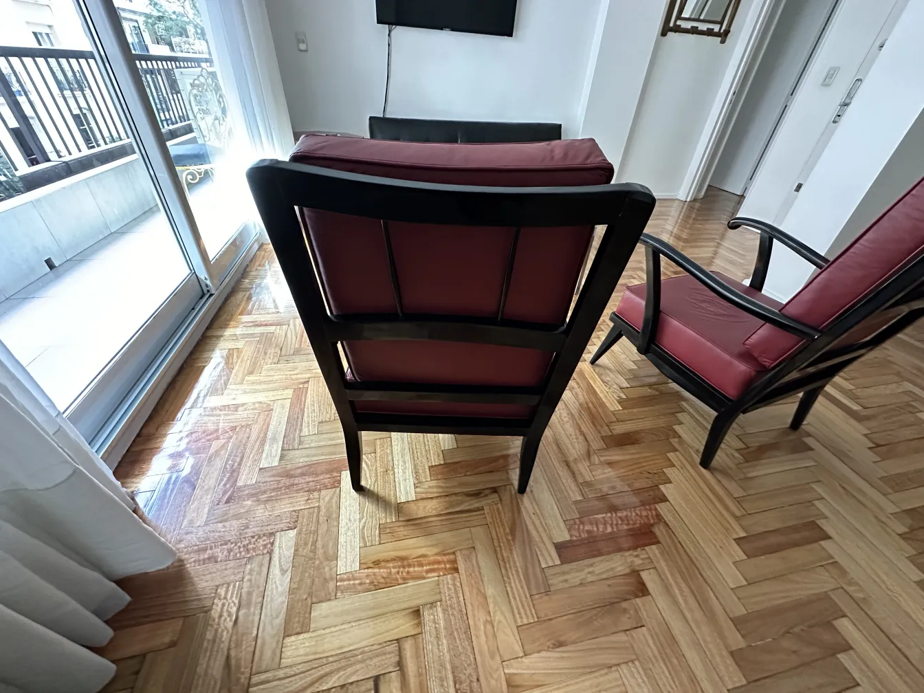 自然光のある部屋にある古い肘掛け椅子2脚の見え方