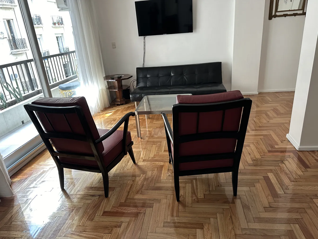 deux fauteuils anciens dans un salon avec détails