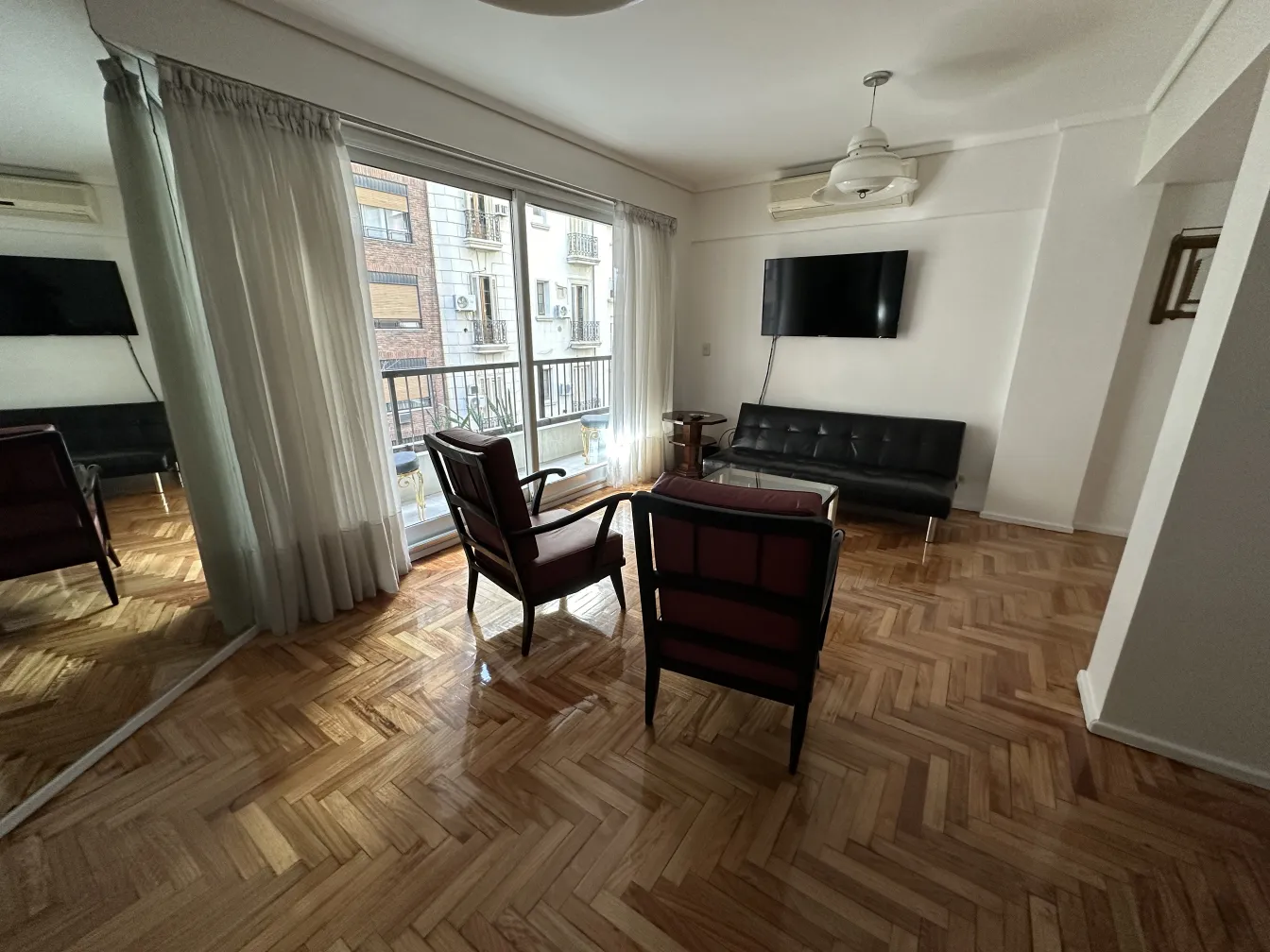 deux fauteuils anciens dans le salon avec des rideaux