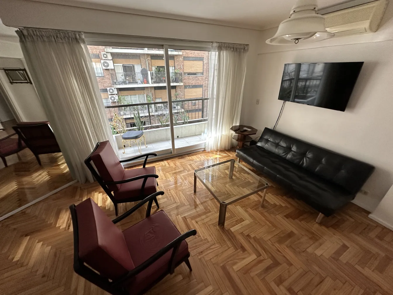 Deux fauteuils anciens avec des coussins dans une ambiance accueillante.