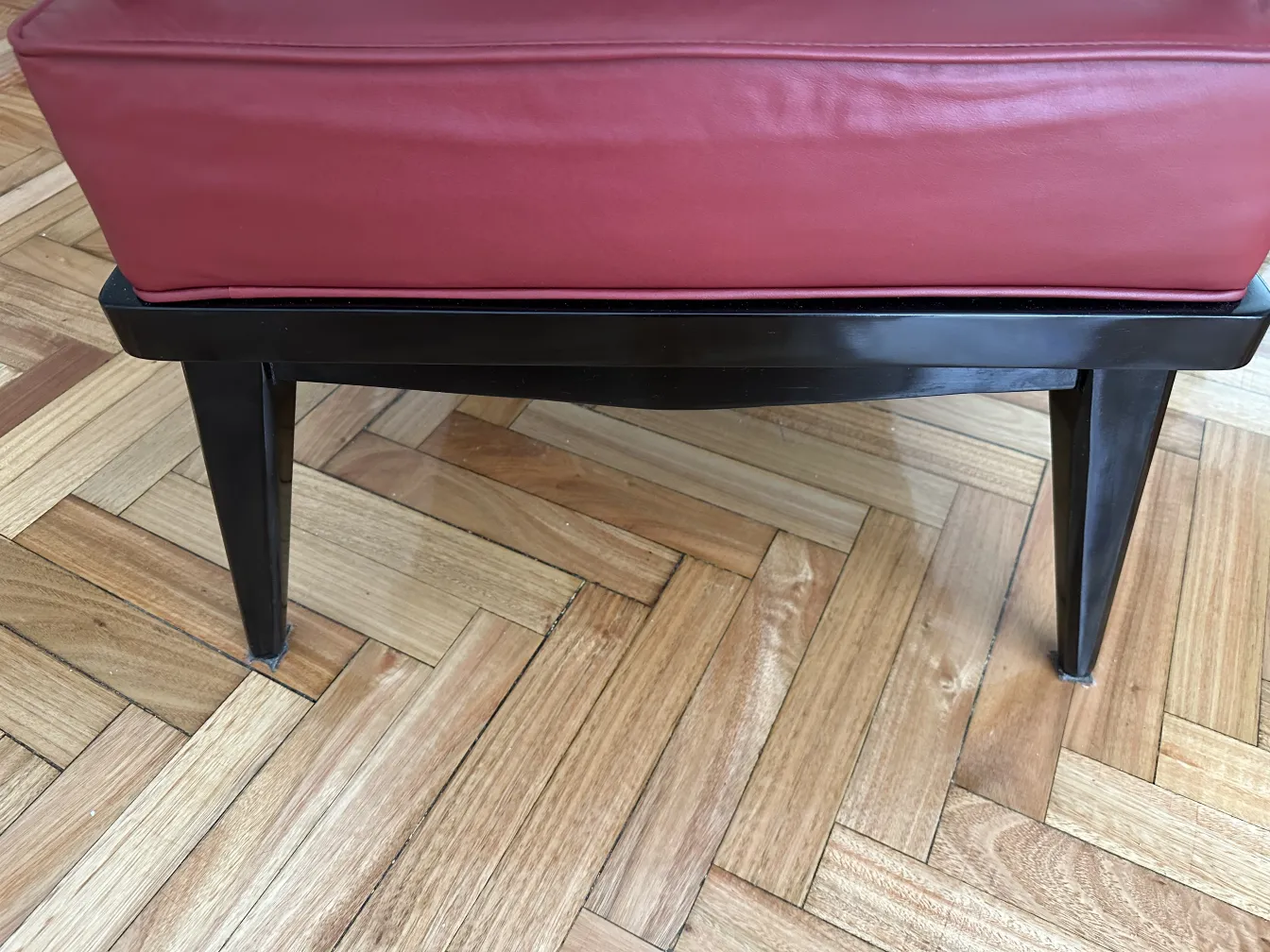 Dos sillones antiguos con un diseño elegante, rodeados de suelo de madera