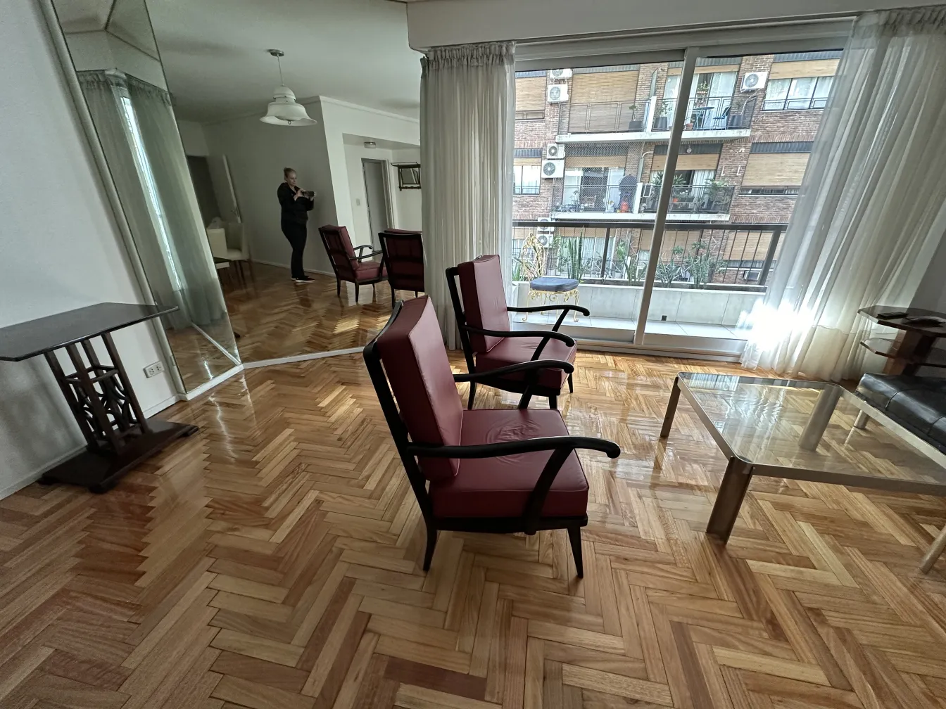 Duas poltronas antigas vermelhas em uma sala aconchegante