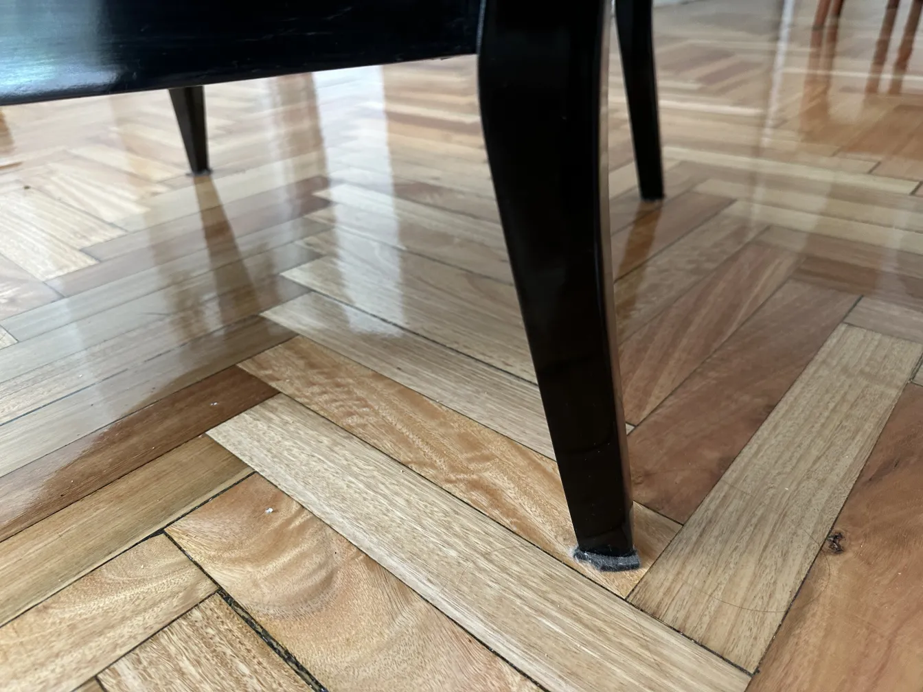 Vista de dos sillones antiguos en un ambiente acogedor con un hermoso piso de madera.