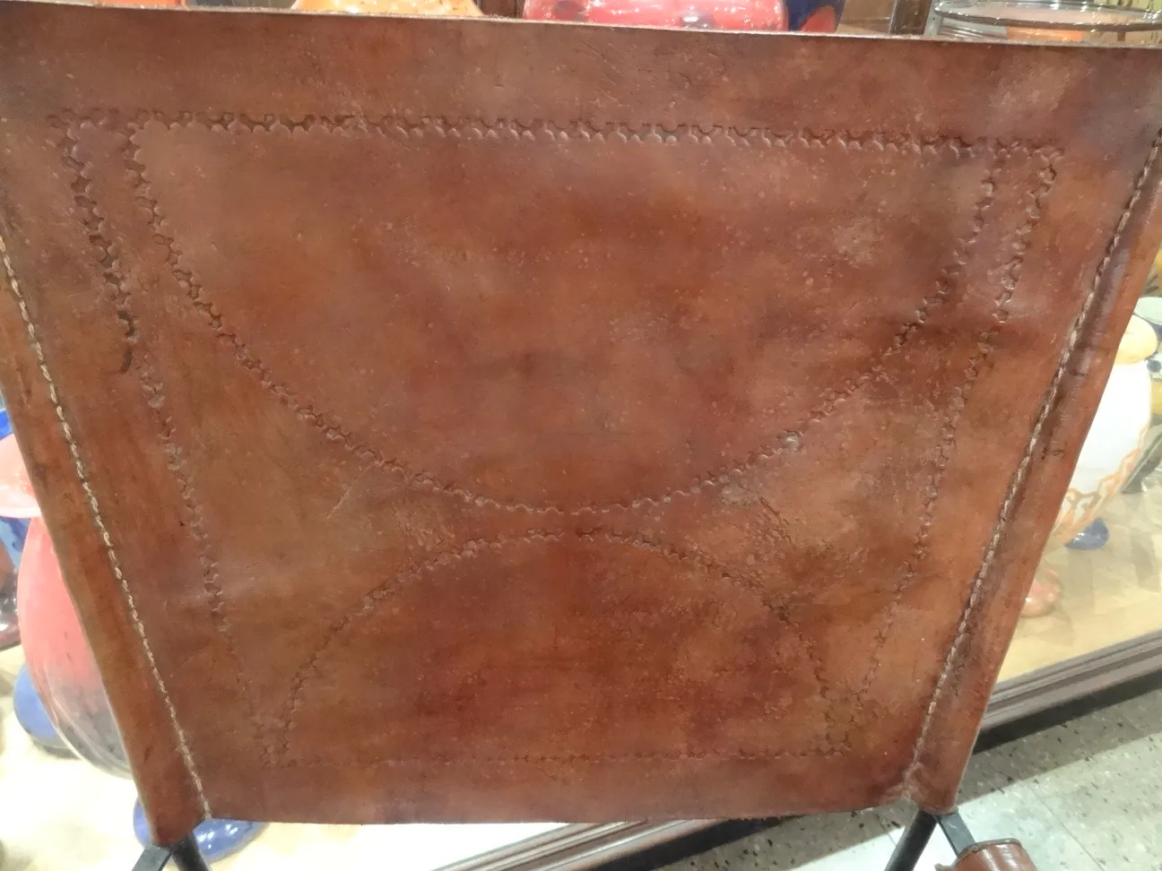 古い肘掛け椅子2脚、背が高く茶色、装飾的な環境に