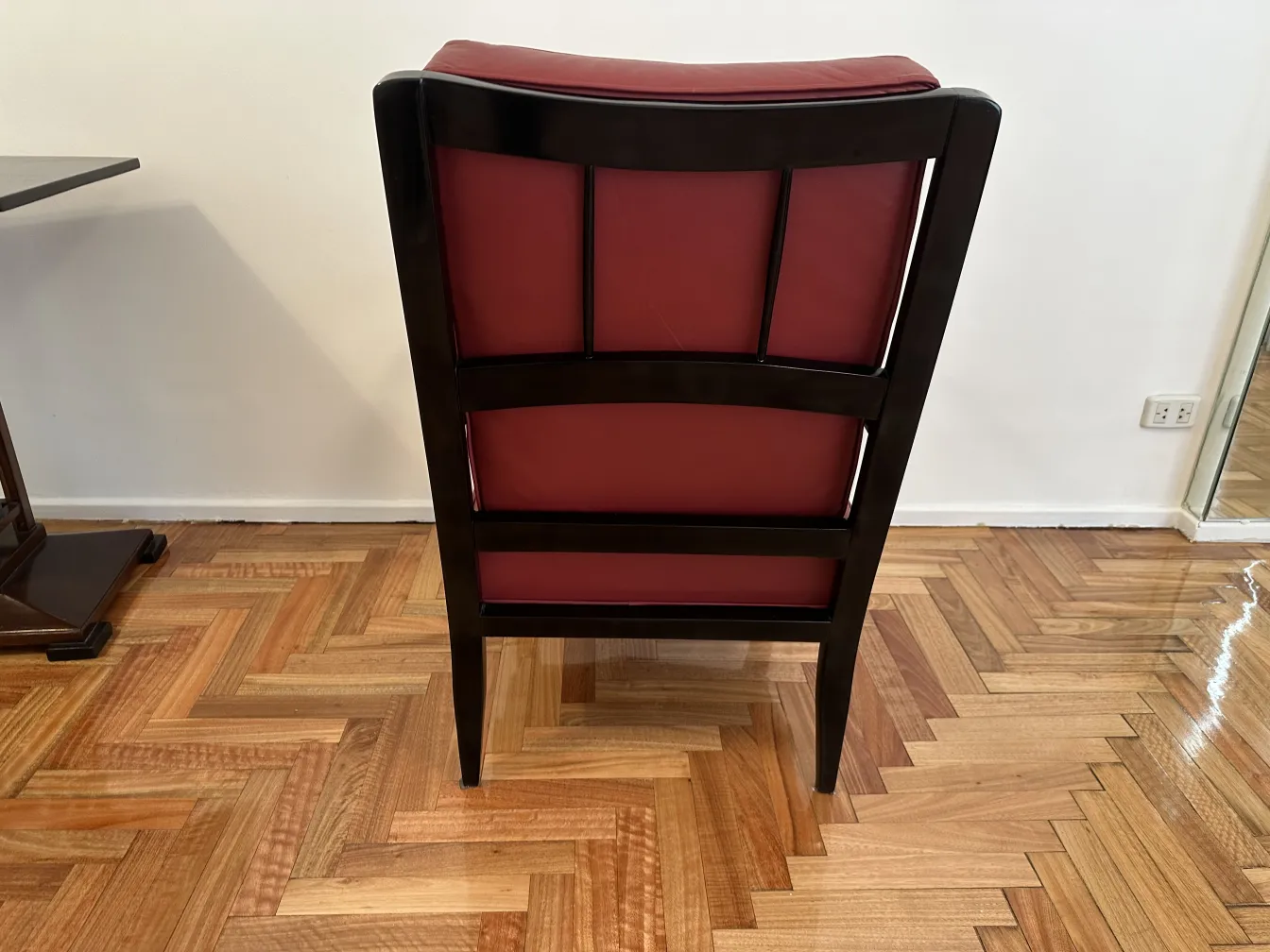 due poltrone antiche con schienale dritto in un ambiente moderno.