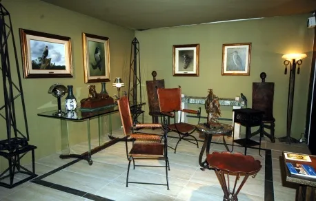 Due poltrone antiche in una stanza decorativa con opere d'arte