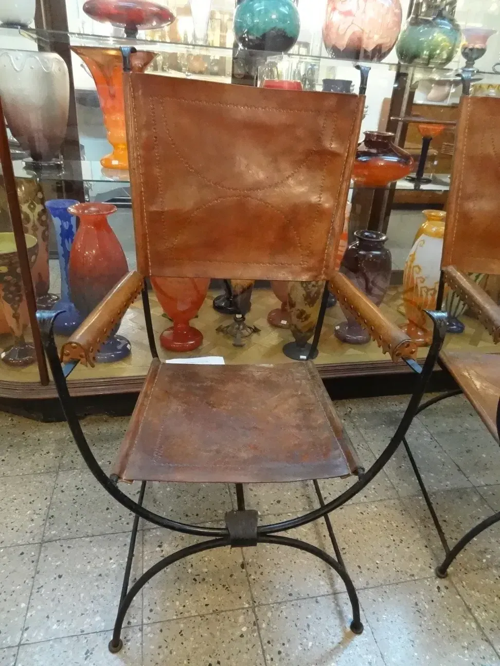 2 poltrone antiche in un contesto decorativo vivace