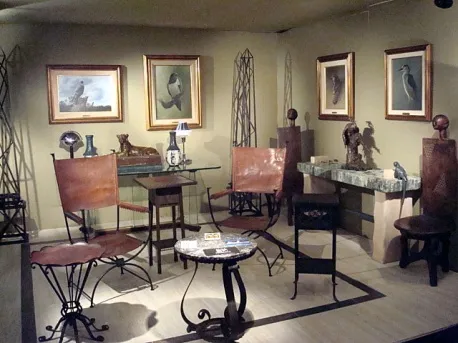 絵画や装飾のある部屋の古い肘掛け椅子2脚