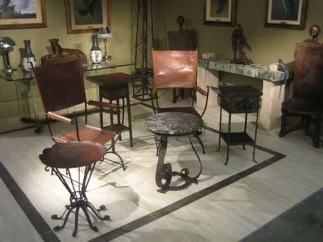 dos sillones antiguos en un ambiente decorativo con luz suave y arte en las paredes