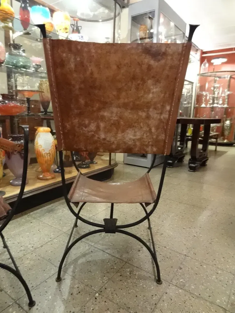 Vue de 2 fauteuils anciens dans un cadre accueillant