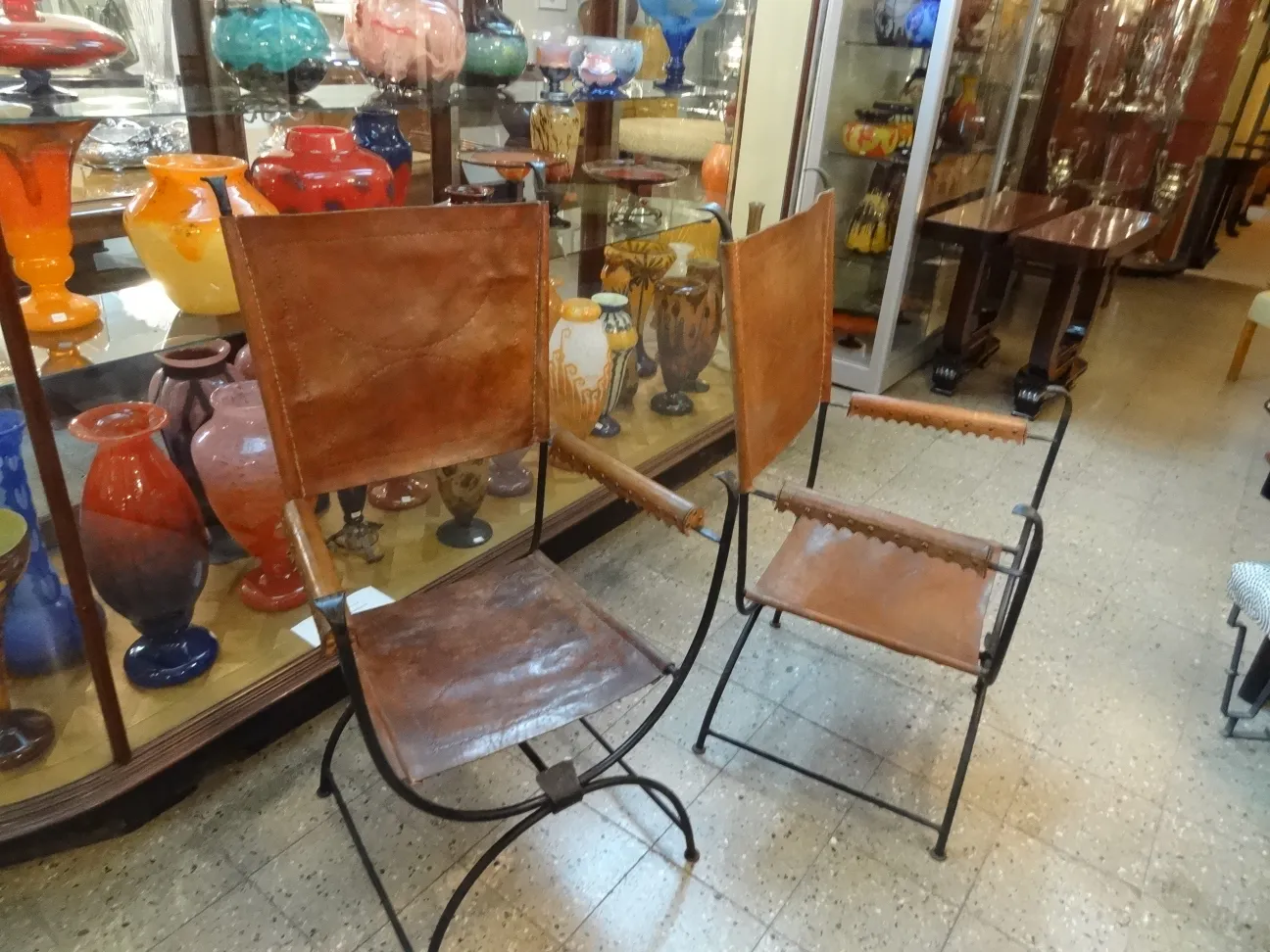 Due poltrone antiche in un ambiente di vetro colorato