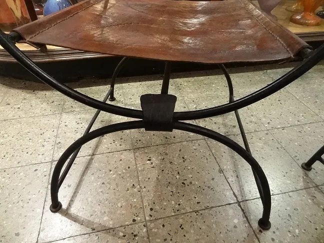 Zwei antike Armlehnstühle mit einzigartigem und elegantem Design