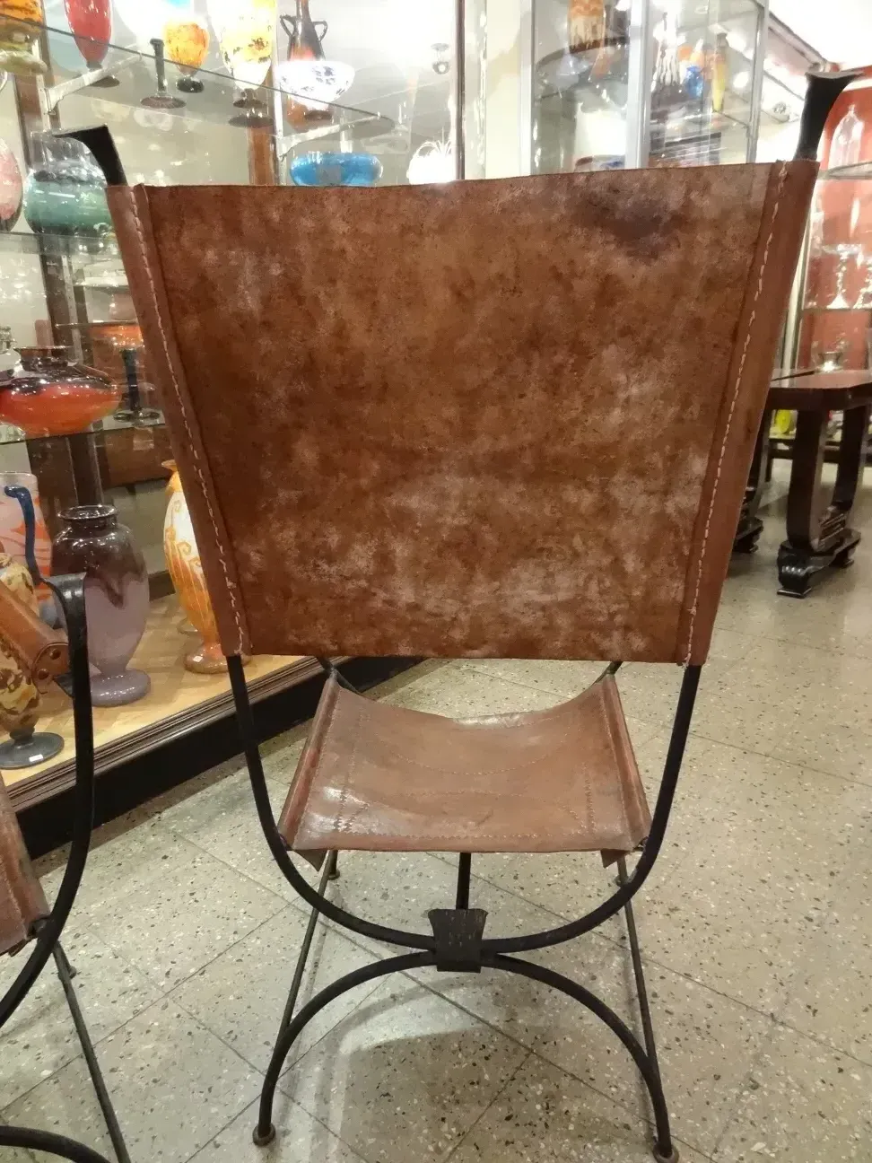 Vue arrière de 2 fauteuils anciens avec des détails