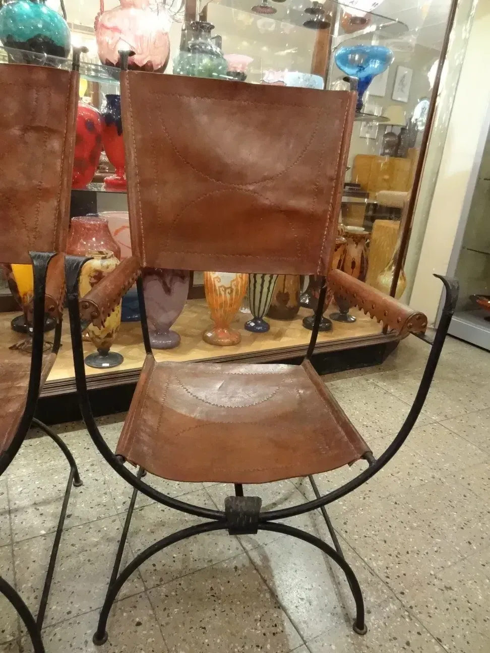 deux fauteuils anciens dans un environnement aux couleurs vives