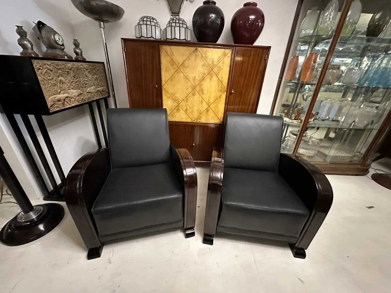 Set aus 2 antiken Armlehnstühlen in einem eleganten und gemütlichen Ambiente.