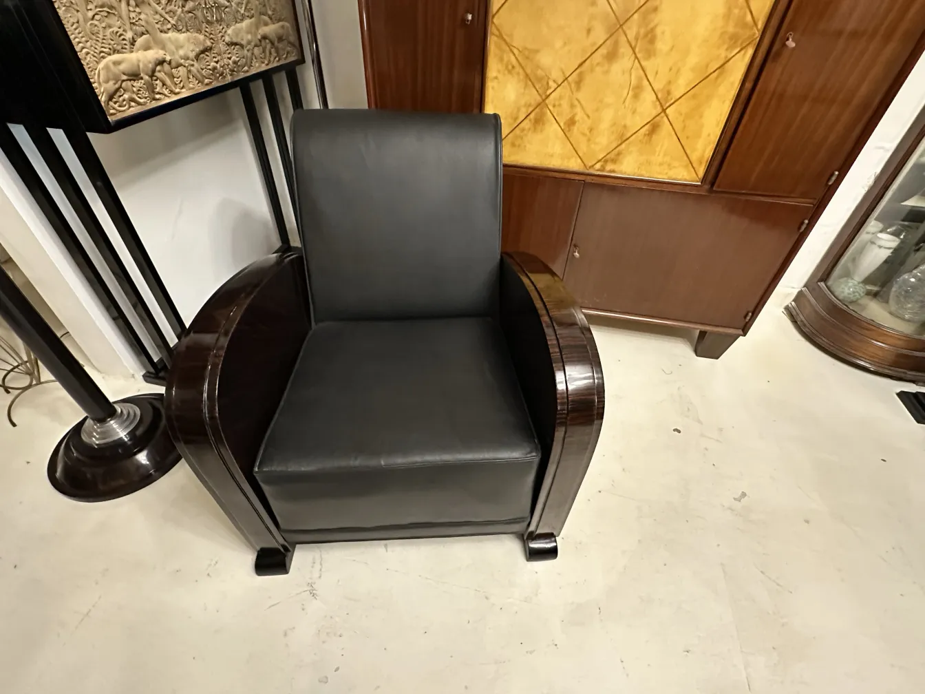 2 fauteuils anciens au design élégant dans une pièce