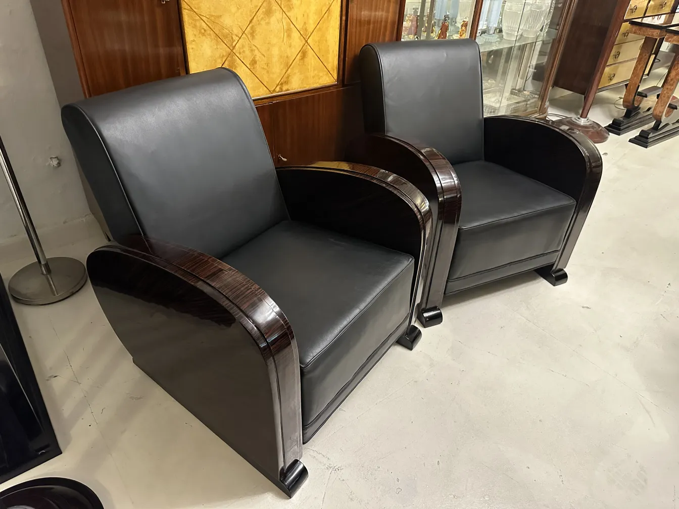 Duas poltronas antigas com design elegante em um ambiente retrô.