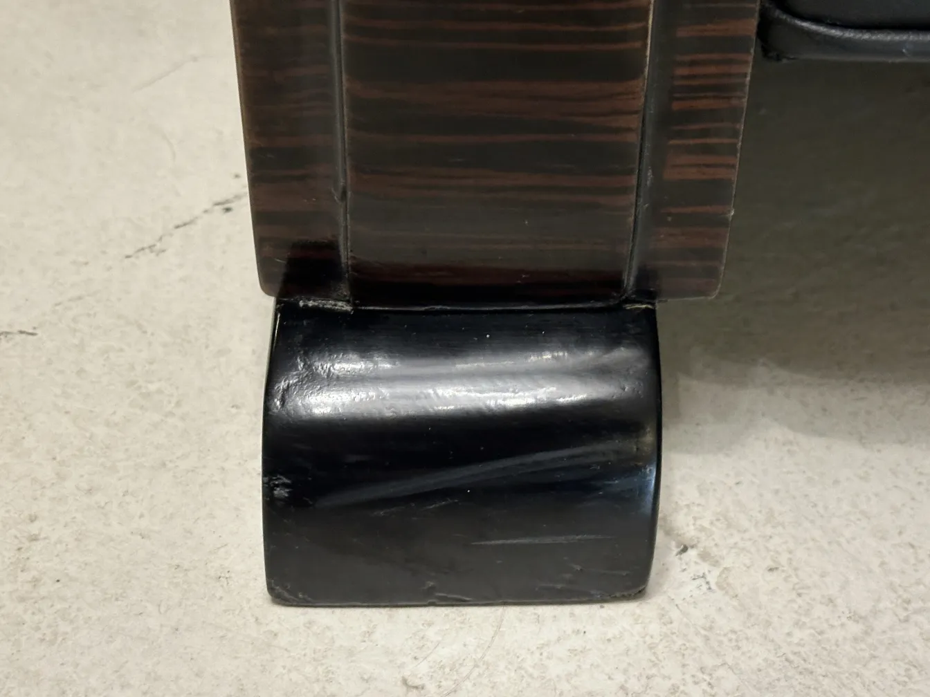 Detalles de la base de 2 sillones antiguos, elegante diseño