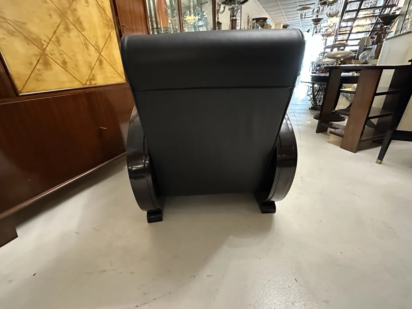 Vista traseira de 2 poltronas antigas em um ambiente elegante