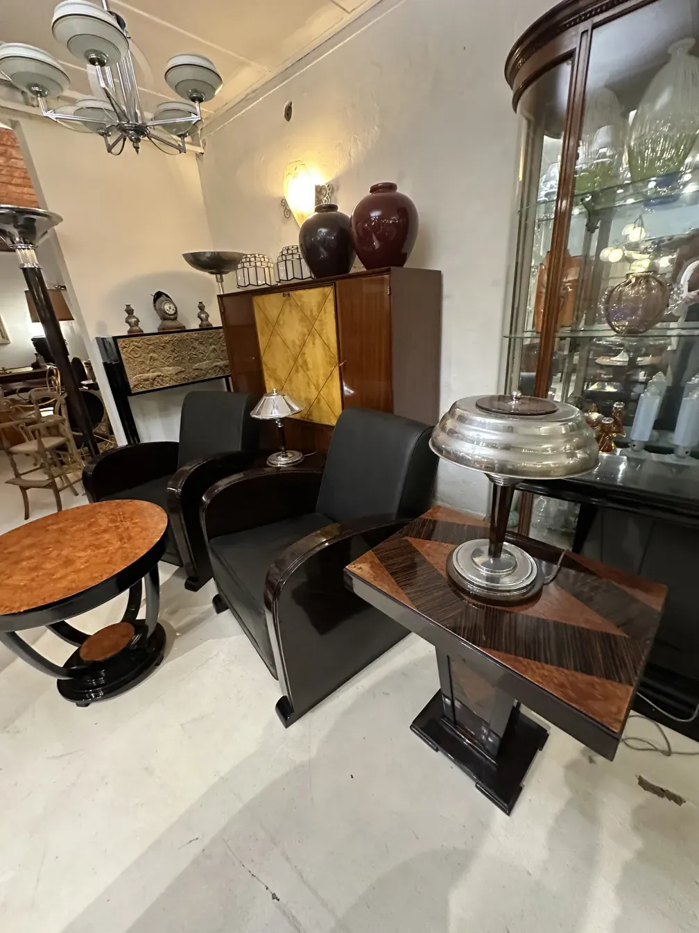 Due poltrone antiche in un ambiente decorativo ed elegante.