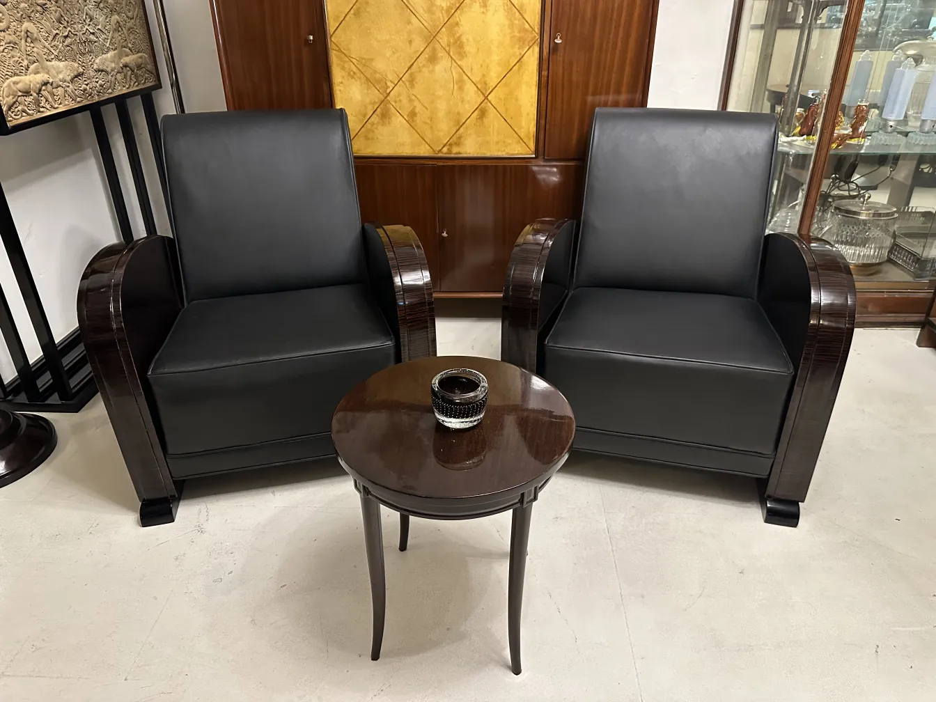 Due poltrone antiche nere in un ambiente elegante