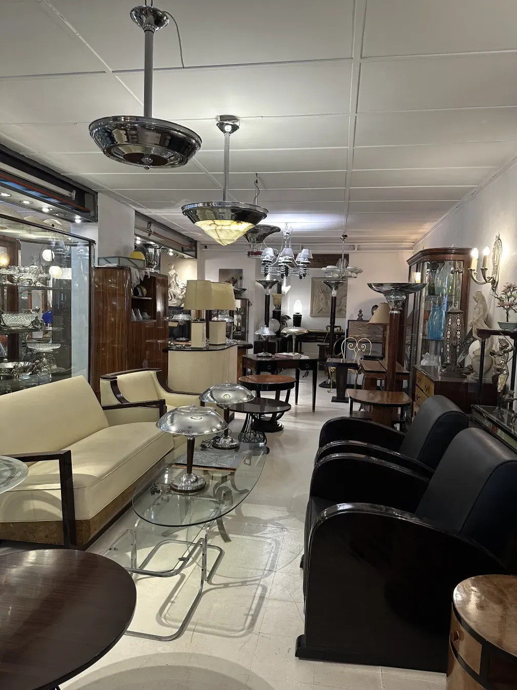 2 sillones antiguos en un ambiente elegante con lámparas