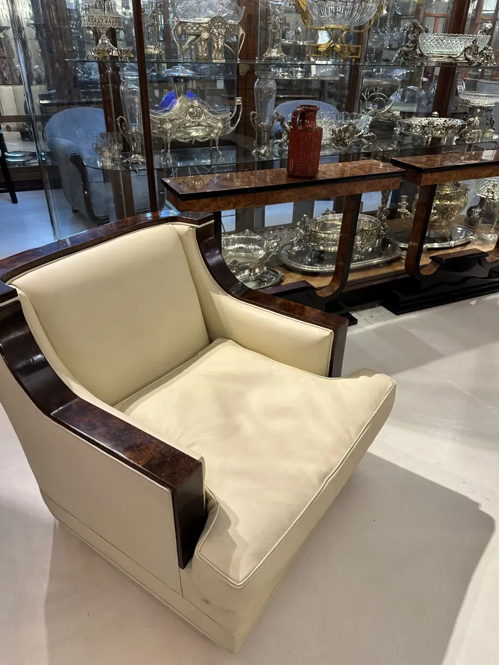 Vue de 2 fauteuils anciens avec accoudoirs, dans un cadre élégant.