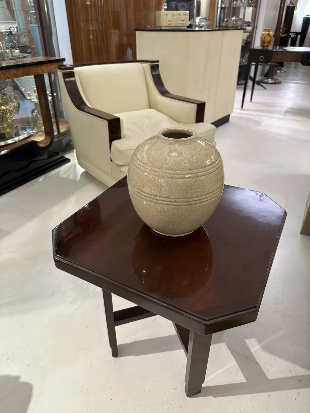 deux fauteuils antiques dans un cadre élégant avec une jarre