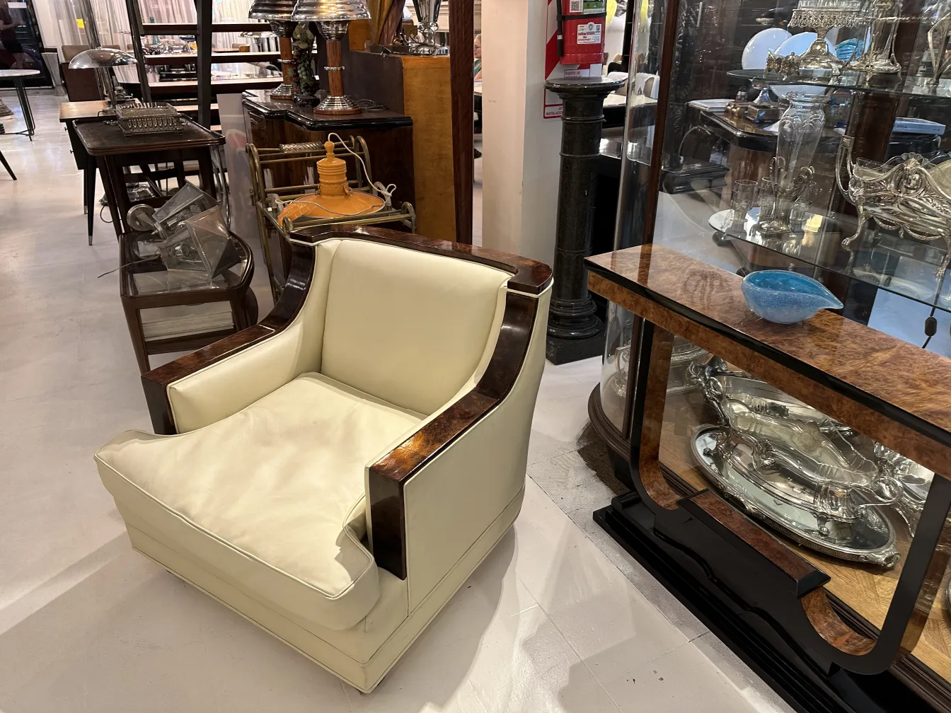 Due poltrone antiche con bracci in un ambiente elegante