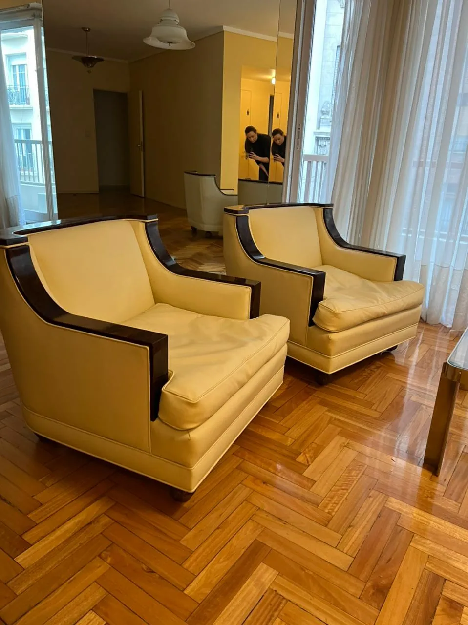 Dos sillones antiguos en un ambiente elegante con piso de madera