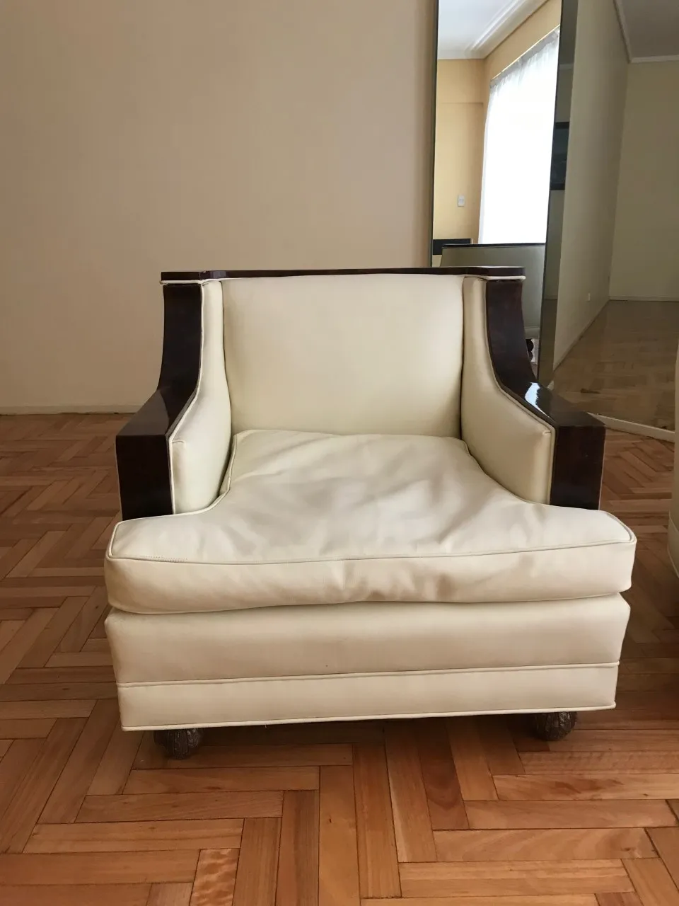 Deux fauteuils anciens dans un cadre accueillant. Style classique.