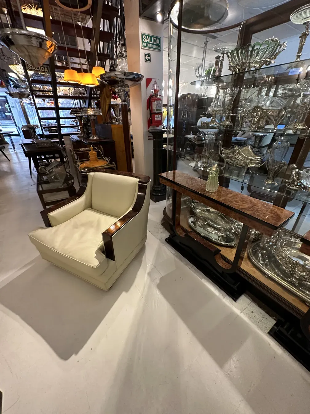 Dos sillones antiguos en una tienda de antigüedades, contexto decorativo.