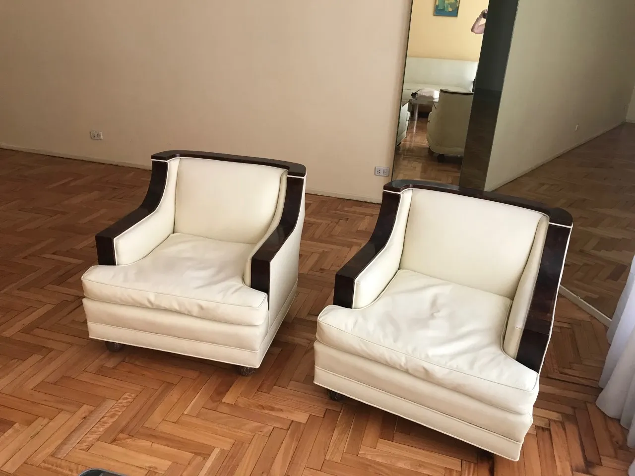 duas poltronas antigas de design em uma sala iluminada