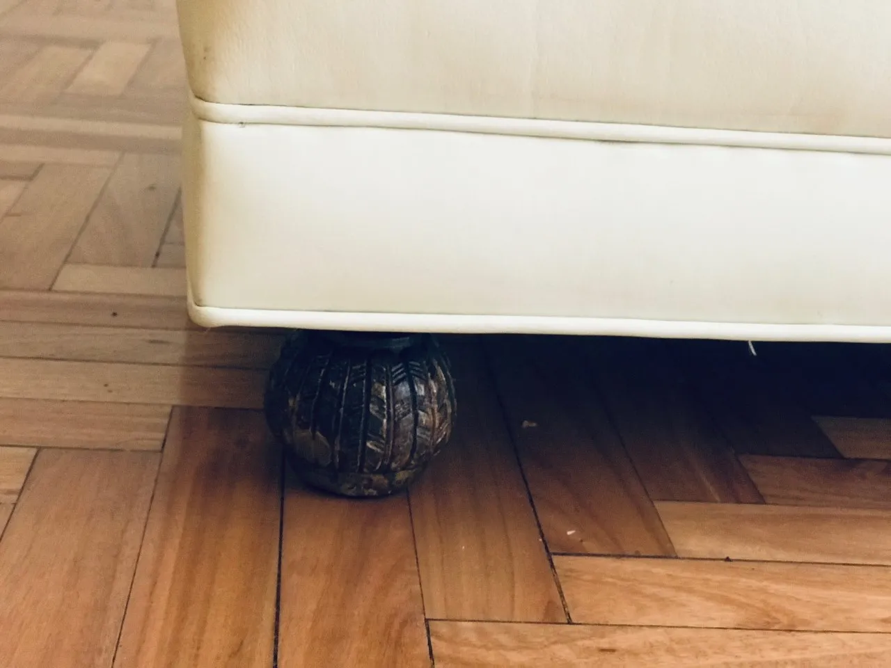 Visão de duas poltronas antigas em um ambiente elegante.