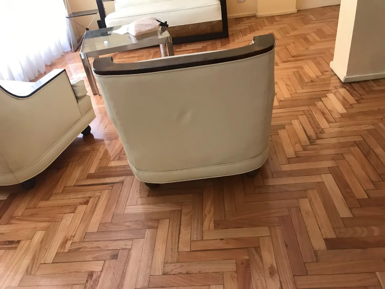 Set von 2 antiken Armlehnstühlen, einer sichtbar im Wohnzimmer