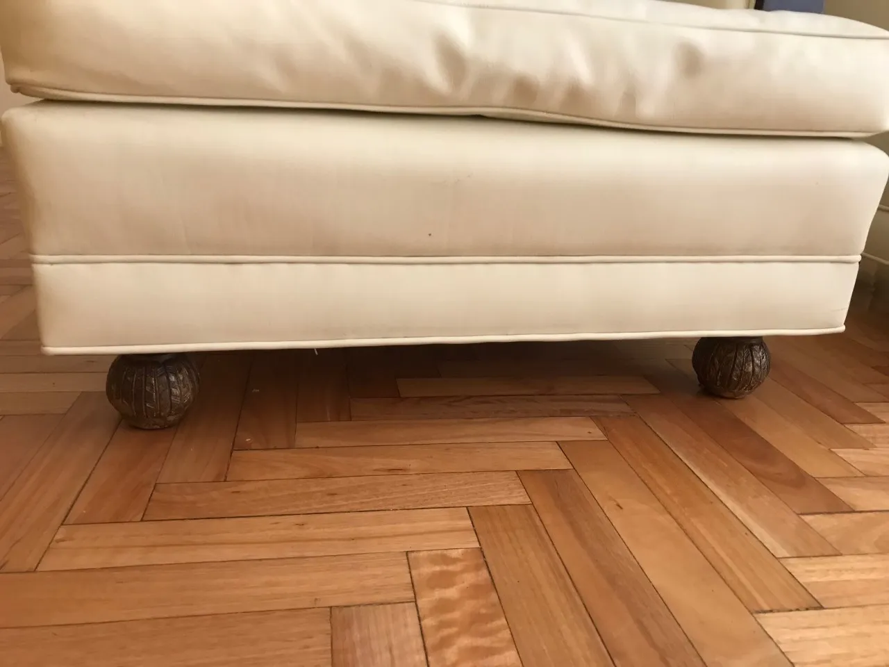 2 fauteuils anciens avec un design unique et des pieds décoratifs, dans un cadre accueillant