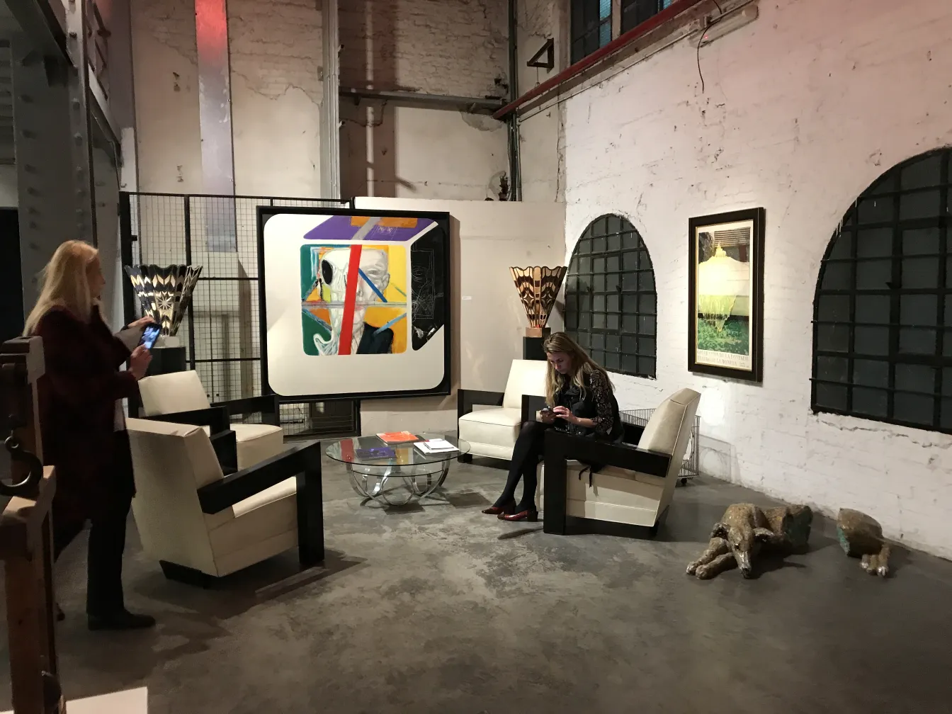 Due poltrone antiche con design elegante in una stanza moderna con arte contemporanea