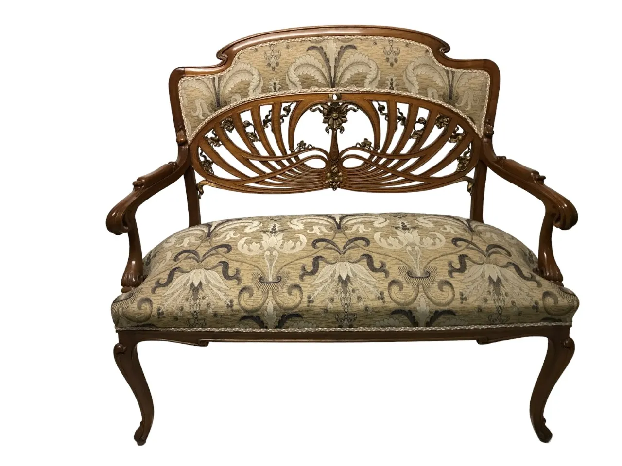 3 fauteuils anciens avec design art nouveau dans un cadre élégant