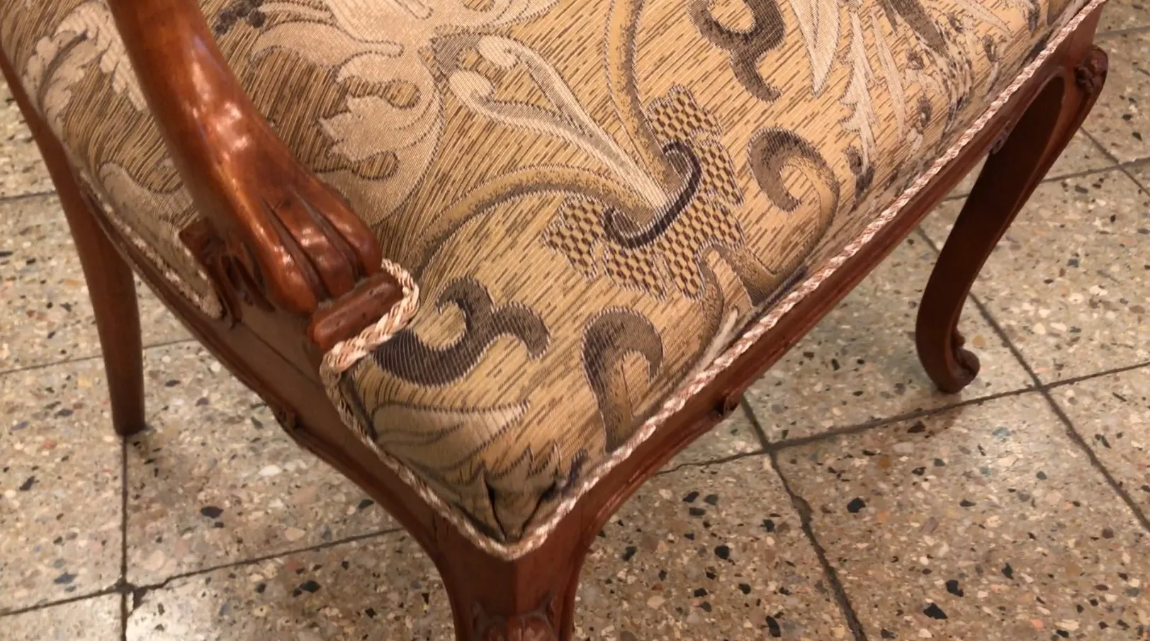 Tres sillones antiguos con diseño artesonado y tapizado decorativo en un ambiente clásico