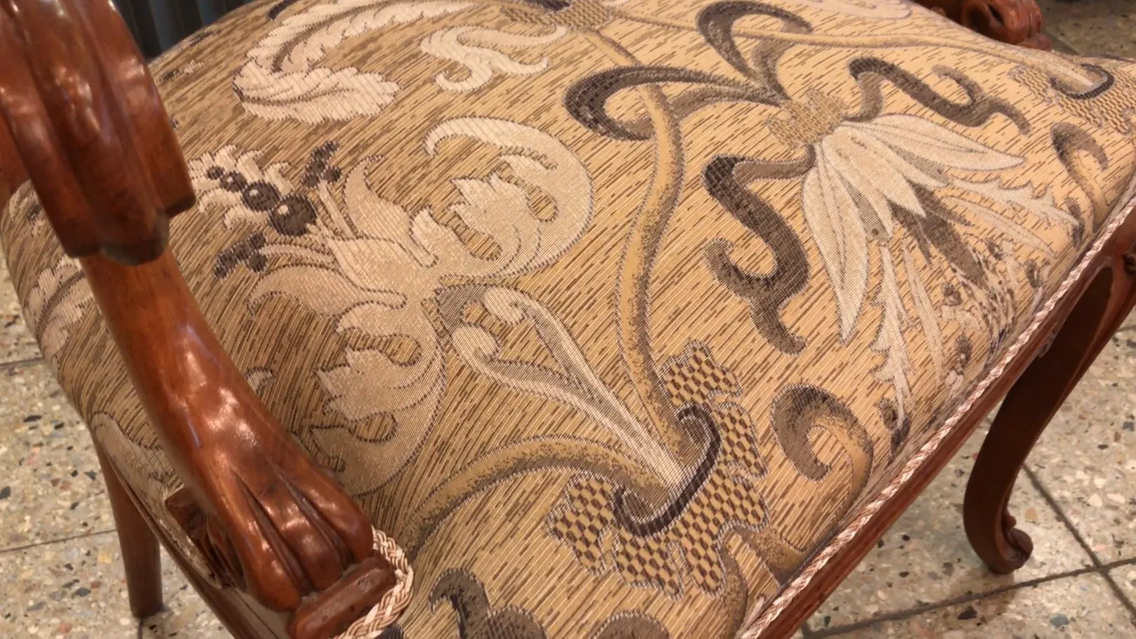 करीब से देखा गया 3 कुर्सियाँ प्राचीन, डिजाइन शानदार है और कला नवता के विवरण है।