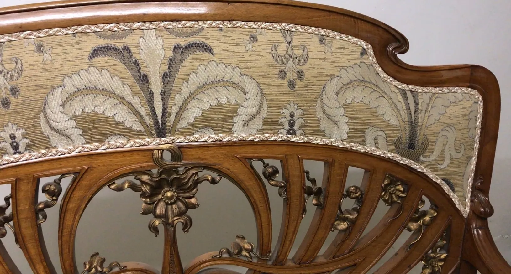 तीन प्राचीन कुर्सियों के साथ सजावटी डिजाइन Art Nouveau