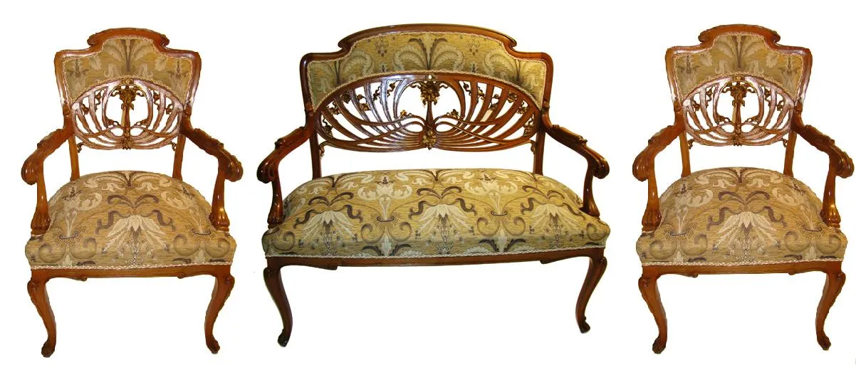 Drei antike Armlehnstühle im art nouveau-Stil mit dekorativen Details