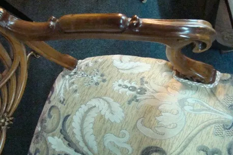 Vista de un sillón antiguo con detalles art nouveau