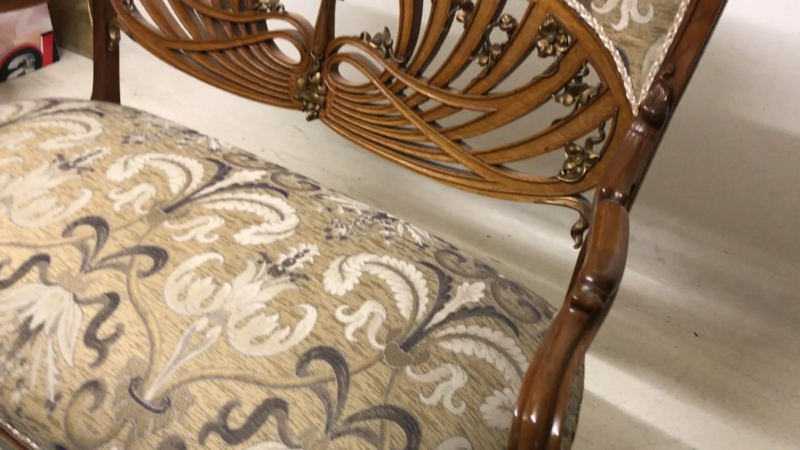 Tres sillones antiguos de diseño único, en un ambiente acogedor.