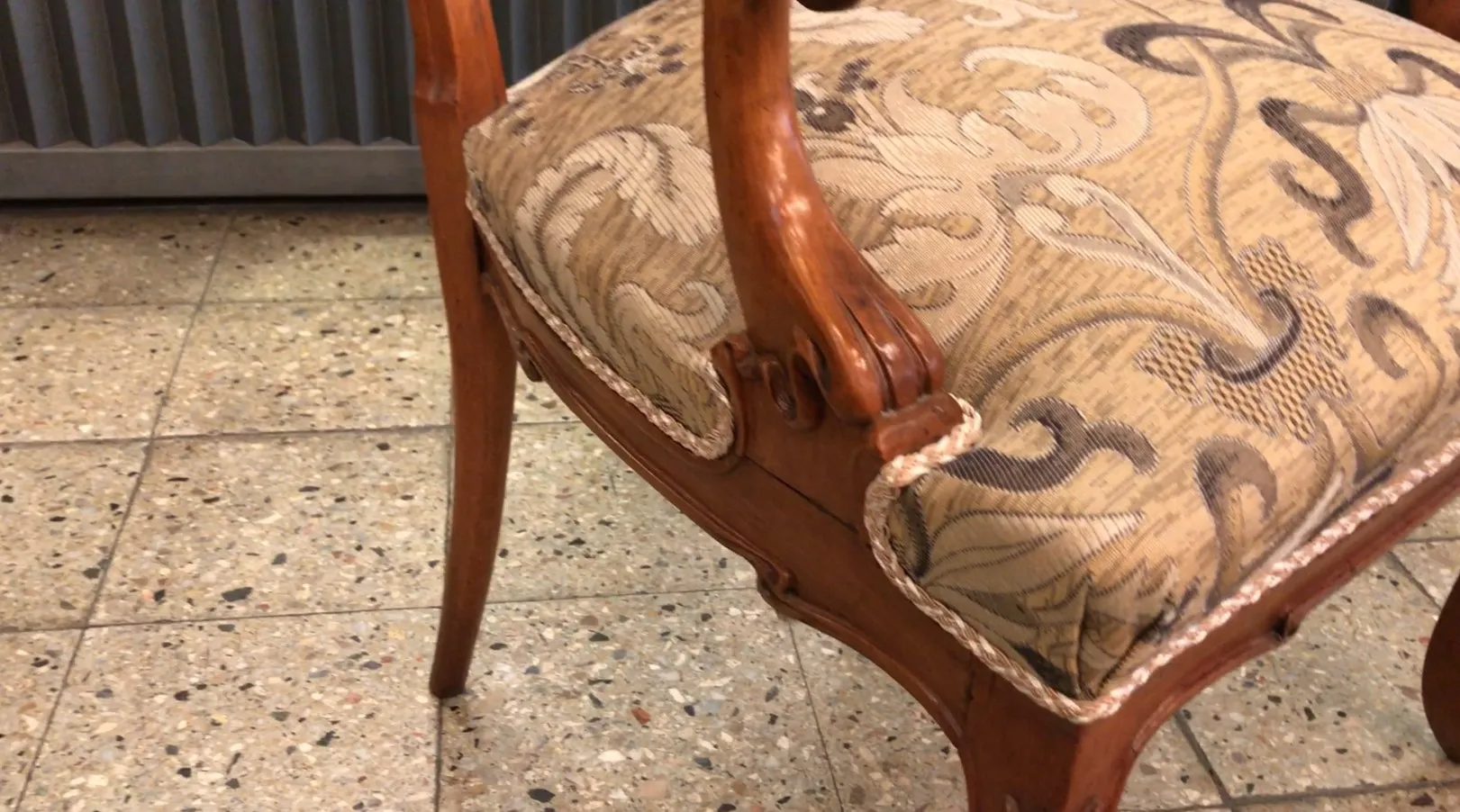 3 poltronas antigas com detalhes decorativos, ambiente acolhedor